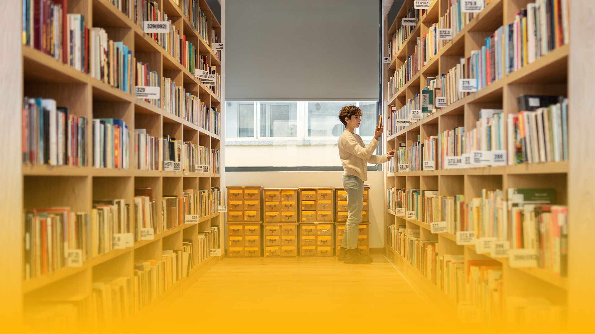 Ilustrasi perpustakaan modern dengan rak buku