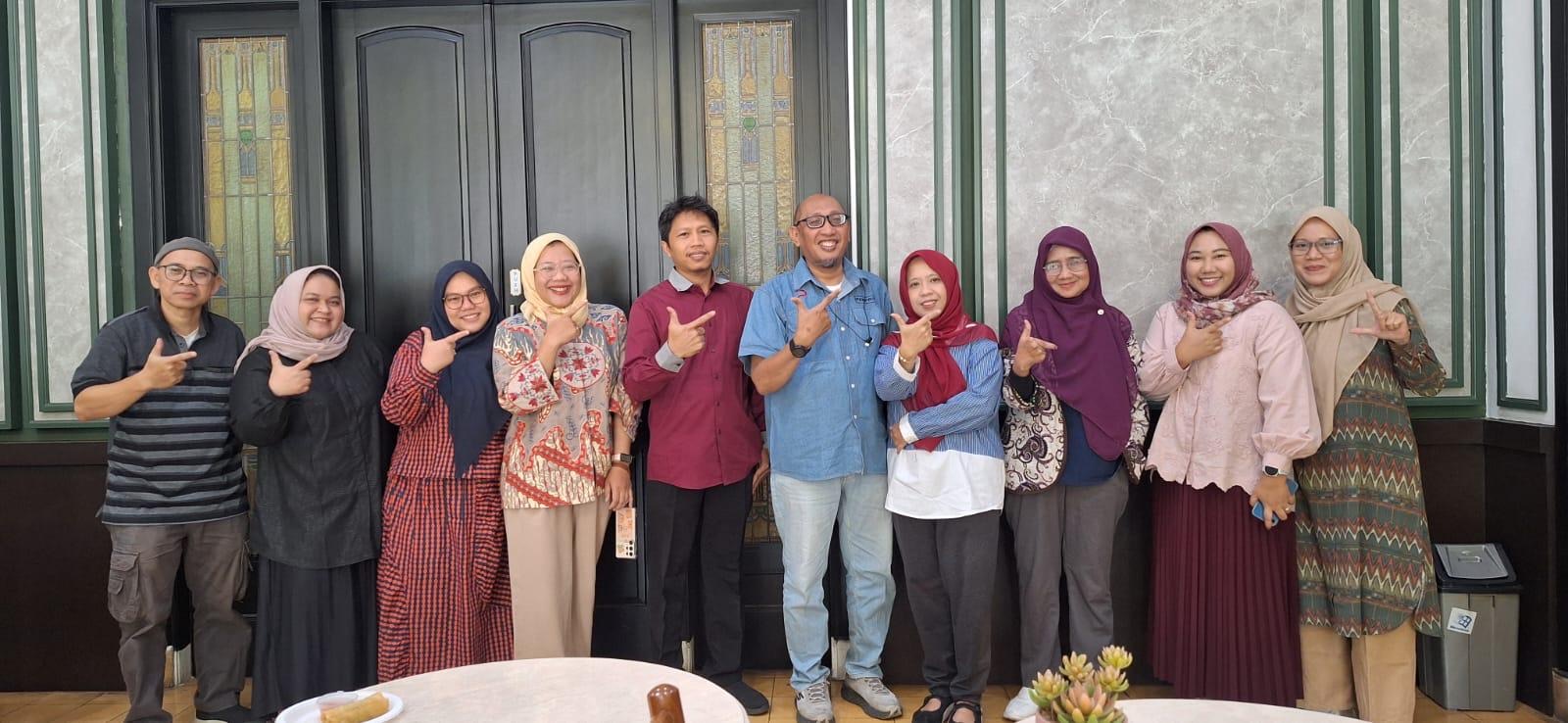 Foto bersama peserta Pelatihan dan Sertifikasi Penulis Buku Teks Pendidikan Tinggi di Bosscha Space, Bandung