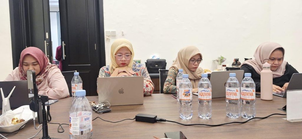Peserta bekerja dengan laptop selama rangkaian kegiatan sertifikasi
