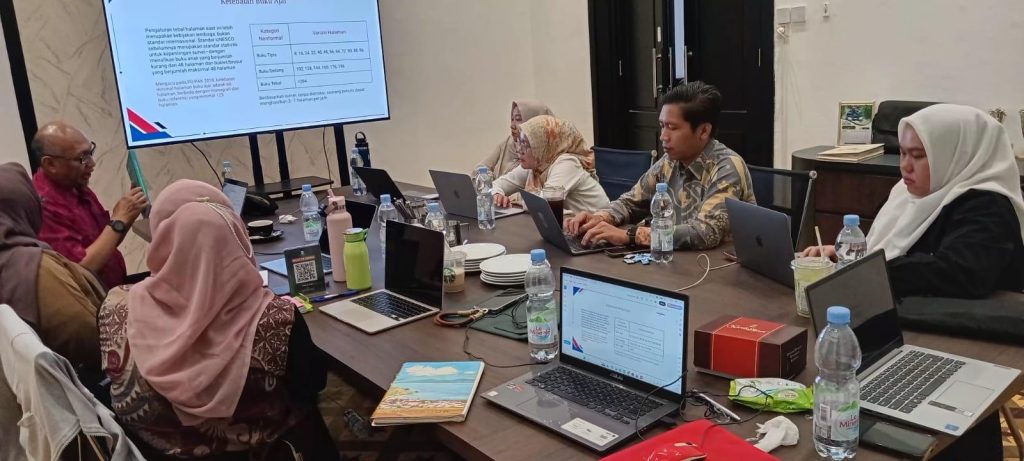 Suasana sesi pelatihan penulisan buku teks pendidikan tinggi
